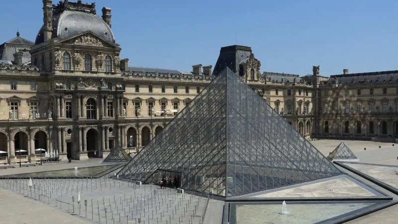 Louvre Müzesi bomba ihbarı nedeniyle kapatıldı