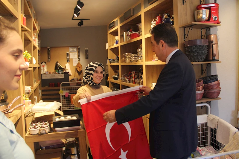 Oğuzlar Belediyesi esnafa Türk bayrağı dağıttı