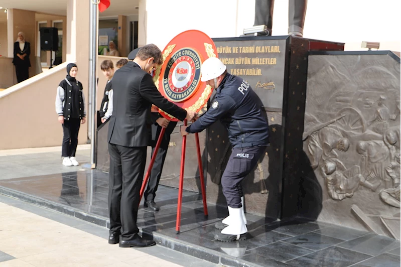 19 Mayıs ilçesinde çelenk sunma töreni düzenlendi