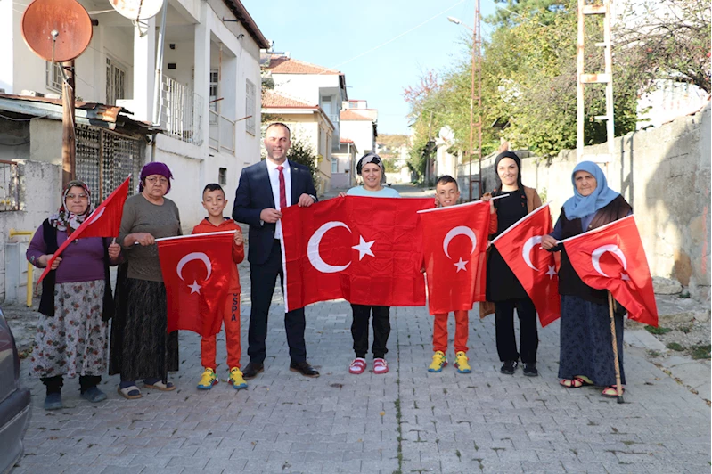 Havza Yeni Mahalle Muhtarı Şahin, mahallede Türk bayrağı dağıttı