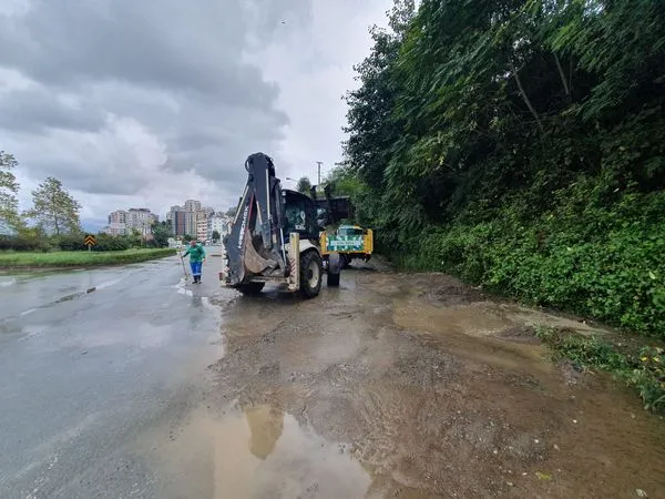 Rize Belediyesi, Mazgal ve Yağmur Suyu Kanallarını Titizlikle Temizliyor