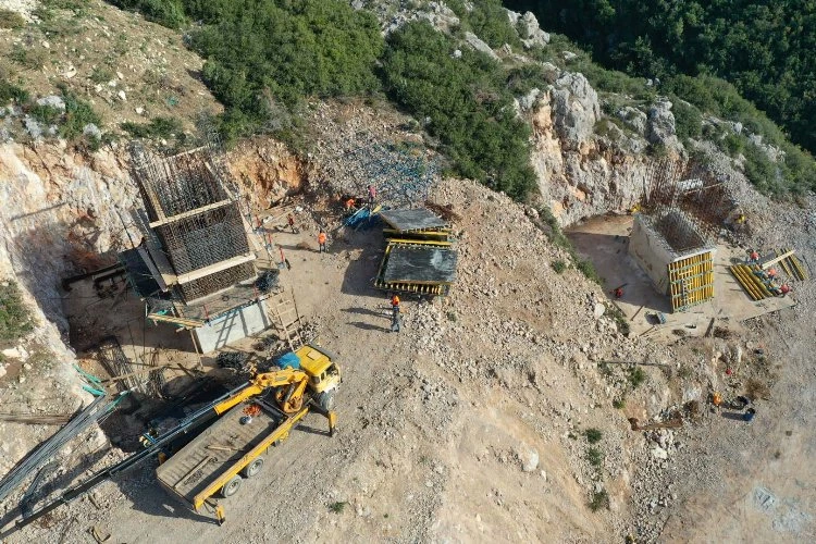 Dilovası Hastane yolunda köprü ayakları yükseliyor