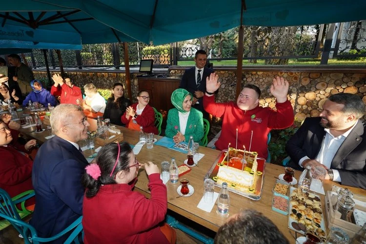 Bakan Göktaş down sendromlu gençlerle buluştu