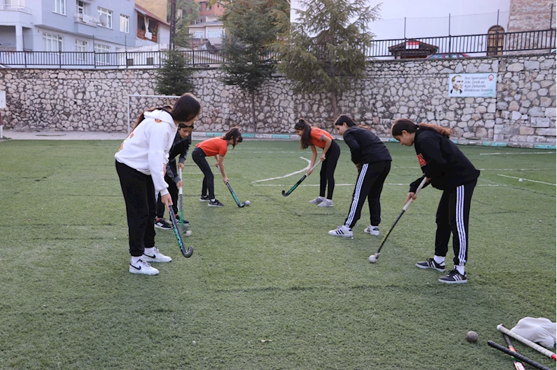Amasyalı genç hokeyciler ders aralarında Türkiye Şampiyonası