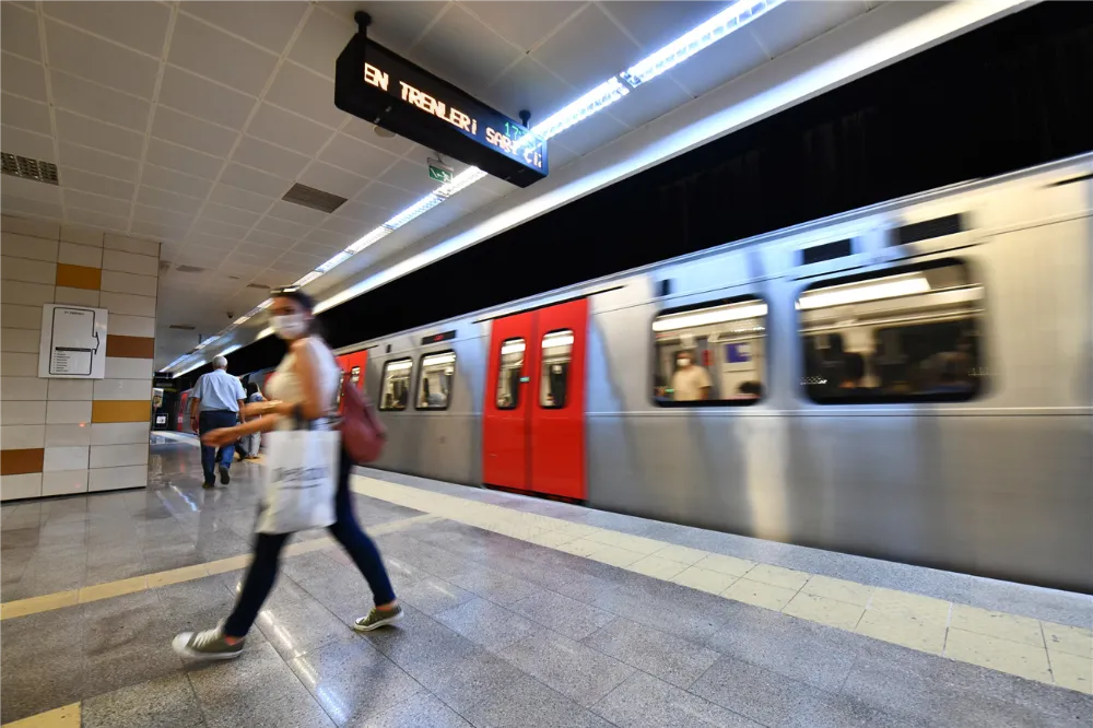 Metro İntihar Olayı Nedir? Öldü mü? Videosu M2 Levent 4