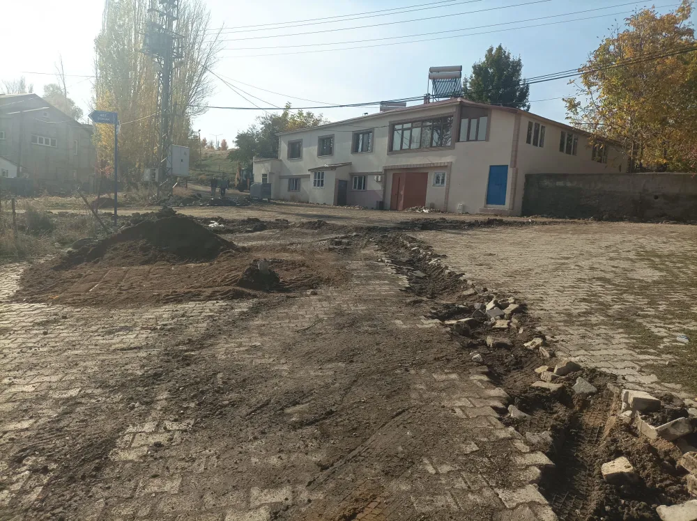  Hınıs Belediyesi, Bahçe Mahallesinde Doğalgaz Altyapı Çalışmaları Sonrası Yolları Yeniden Düzenliyor