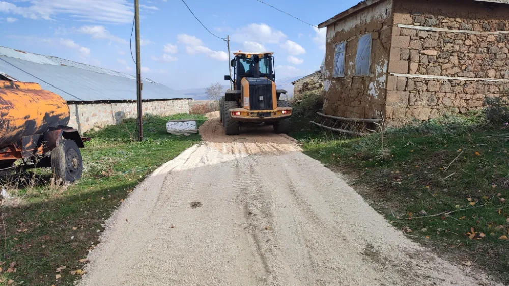 Hınıs Belediyesi, Beyyurdu Mahallesi Ali Mezrası Yolunda Çalışmalara Devam Ediyor
