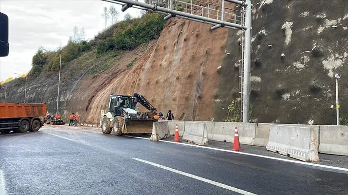  Heyelan riski nedeniyle kapatılan Bolu Dağı Tüneli İstanbul istikameti ulaşıma açıldı