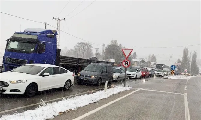 Karabük-Bolu kara yolunda kar yağışı nedeniyle ulaşımda aksamalar yaşanıyor