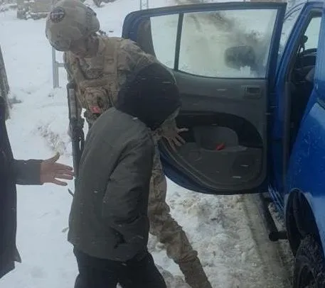Erzurum’da kardan dolayı yollarda mahsur kalan vatandaşlar jandarma ekiplerince kurtarıldı