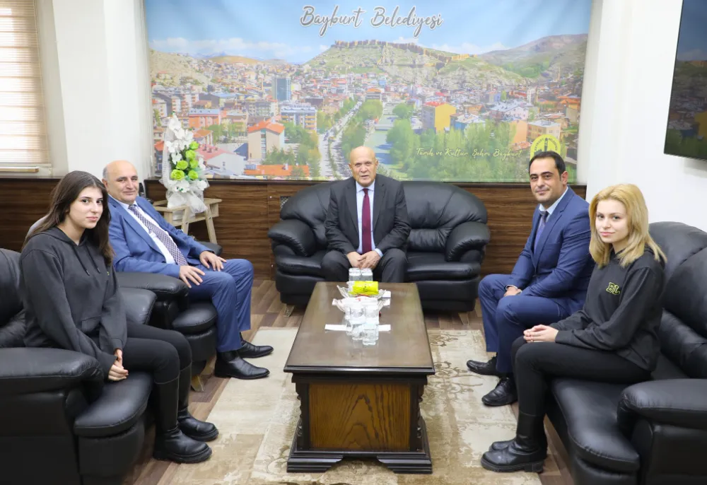 Bayburt Lisesi Öğrenci ve Öğretmenleri Belediye Başkanını Ziyaret Etti