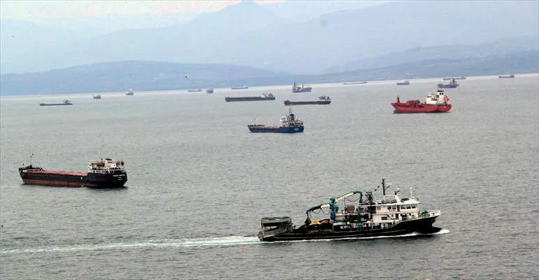 Meteorolojinin fırtına uyarısı üzerine yük gemileri Sinop