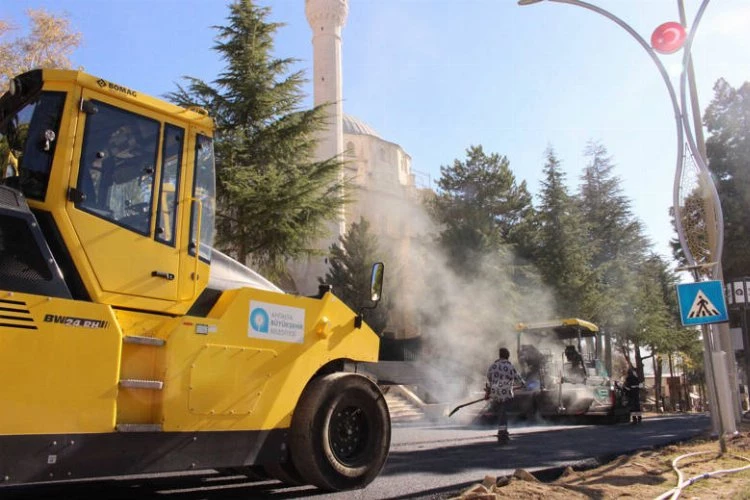 Elmalı Atatürk Caddesi’ne sıcak asfalt