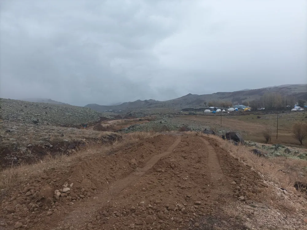 Hınıs Belediyesi, Cilligöl Mahallesinde Kavaklı Mezrasındaki Yolları Yeniden Düzenledi
