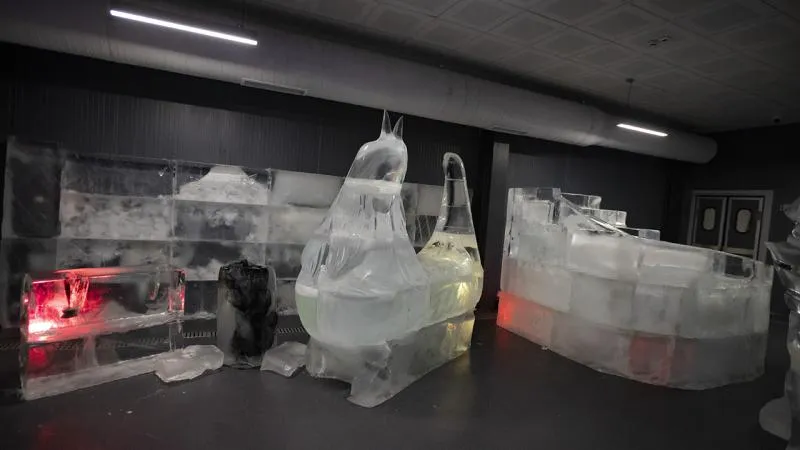 Dev buz kütleleri testere ve ütüyle sanat eserine dönüşüyor