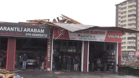 Şiddetli fırtınadan 4 iş yerinin çatısı uçtu
