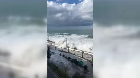  Fırtına sonucu yükselen dalgalar caddelere zarar verdi