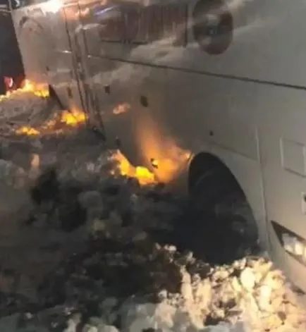 Karla Kaplı Sahara Geçidinde Mahsur Kalan Yolcu Otobüsü Kurtarıldı