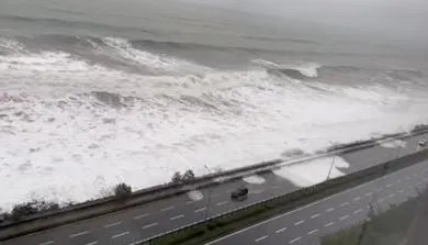 Fırtına nedeniyle oluşan dev dalgalar Karadeniz Sahil Yolu