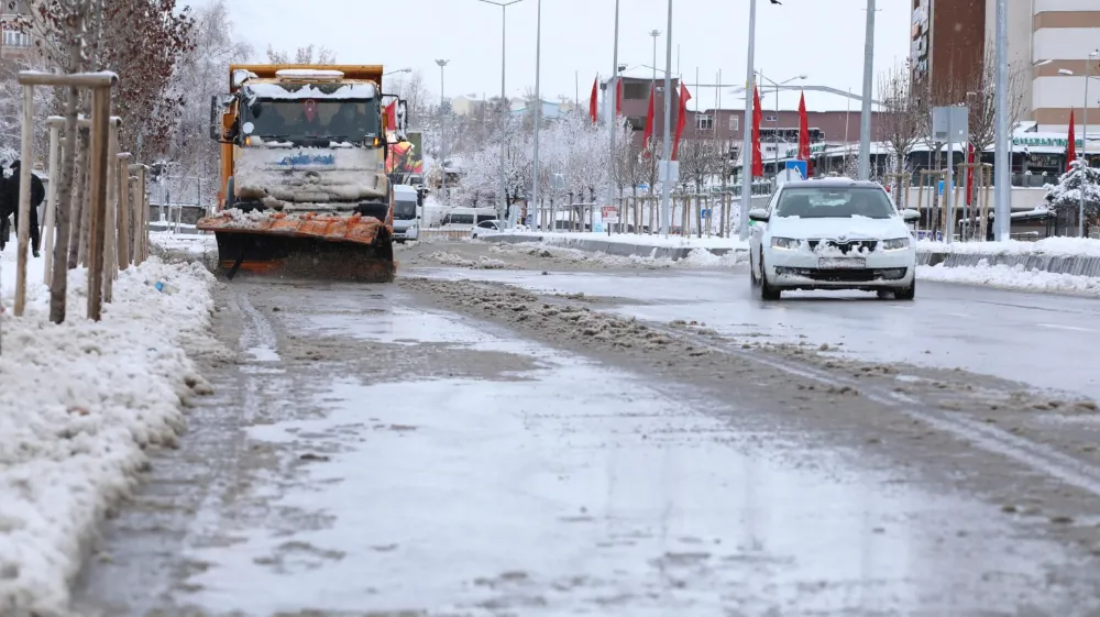 Erzurum Büyükşehir Belediyesi, Kar Temizleme Çalışmalarını Aralıksız Sürdürüyor