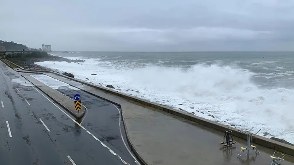 Dev dalgalar nedeniyle kapanan Karadeniz Sahil Yolu Çayeli-Trabzon istikameti ulaşıma açıldı