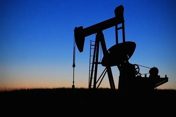 OPEC+ toplantısı ertelendi, petrol fiyatlarında volatilite arttı
