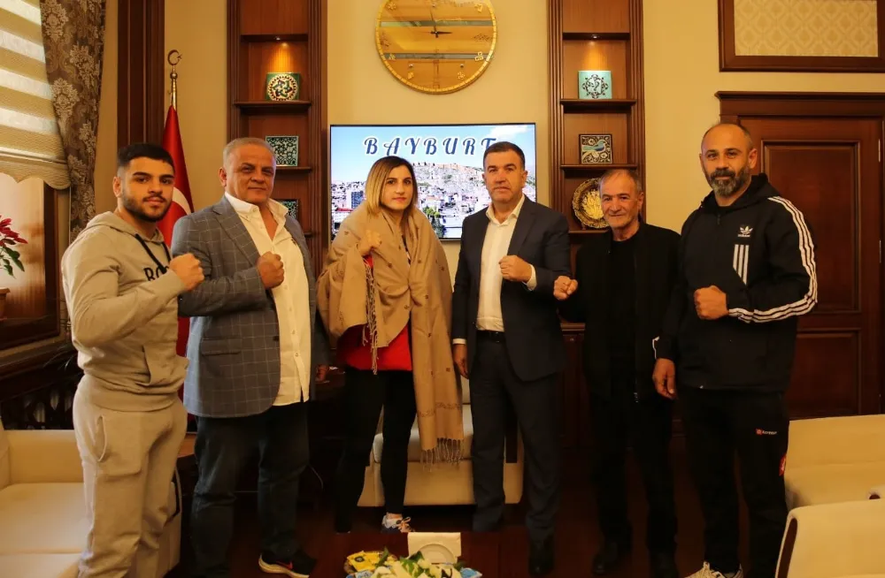 Dünya Boks Şampiyonu Elifnur Turan, Bayburt Valisi Mustafa Eldivan