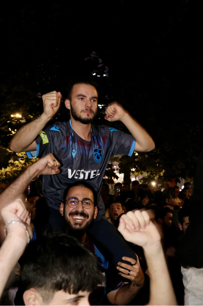 Trabzonsporlu taraftarlar Fenerbahçe galibiyetini kutladı