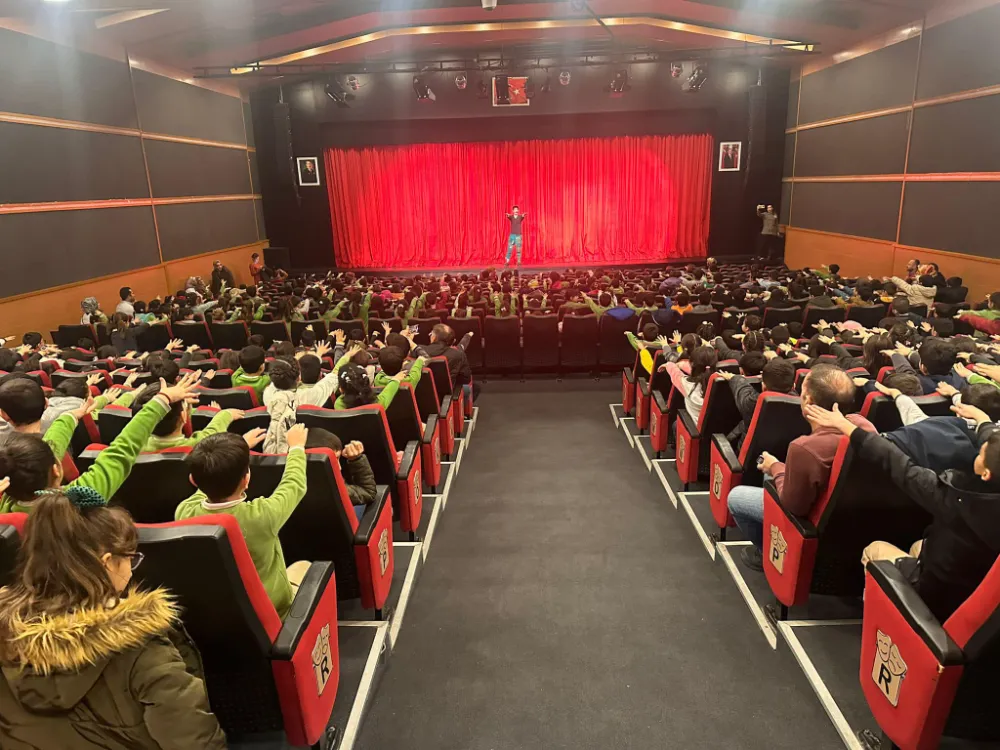 Erzurum Büyükşehir Belediyesi, Çocukların Gelişimine Katkı Sağlıyor: Şehir Tiyatrosu Eğlenceli Gösterilerle Dolu!
