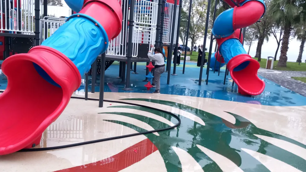 Akçaabat Belediyesi Çocuk Oyun Parklarında Temizlik Çalışmalarını Sürdürüyor