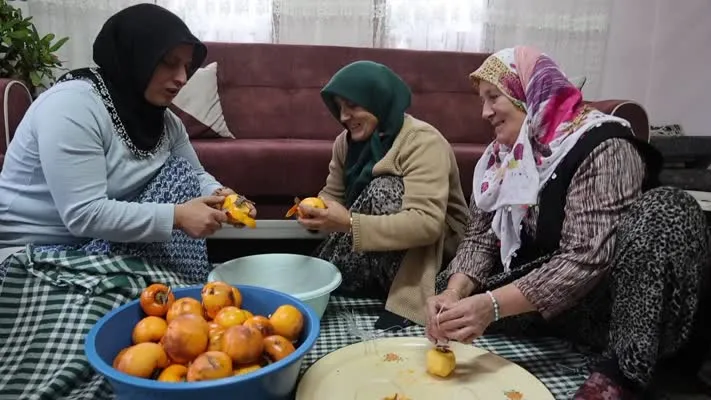  Kocaalili kadınlar sobanın yanında kurutup lezzetlendirdikleri tescilli hurmalardan para kazanıyor