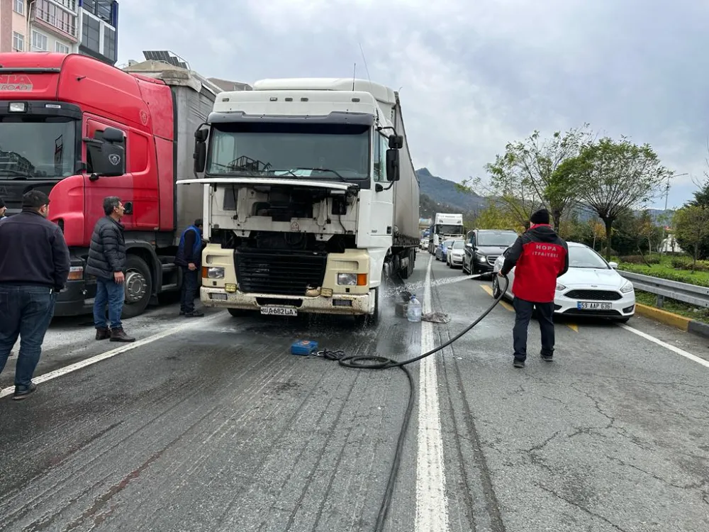 Hopa Şehir Merkezinde Hızlı İtfaiye Müdahalesi: Araç Yangını Kontrol Altına Alındı