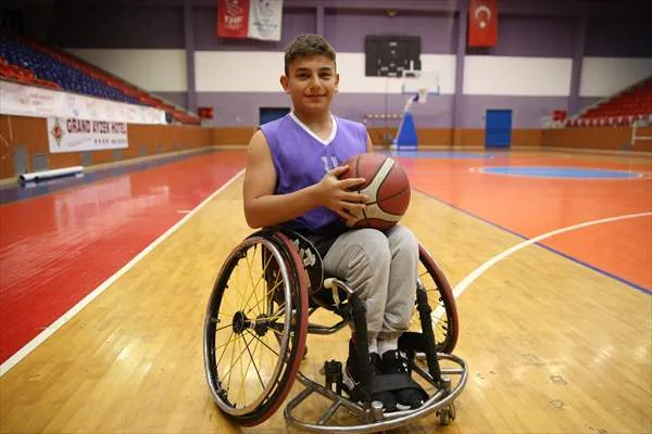 15 yaşındaki engelli basketbolcu Efe, Süper Lig