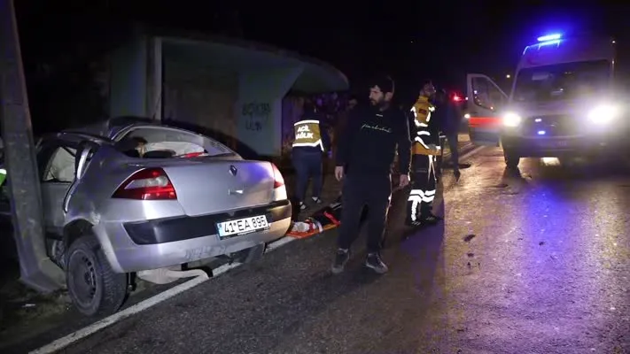 Bariyere çarpan otomobildeki 4 çocuk yaralandı