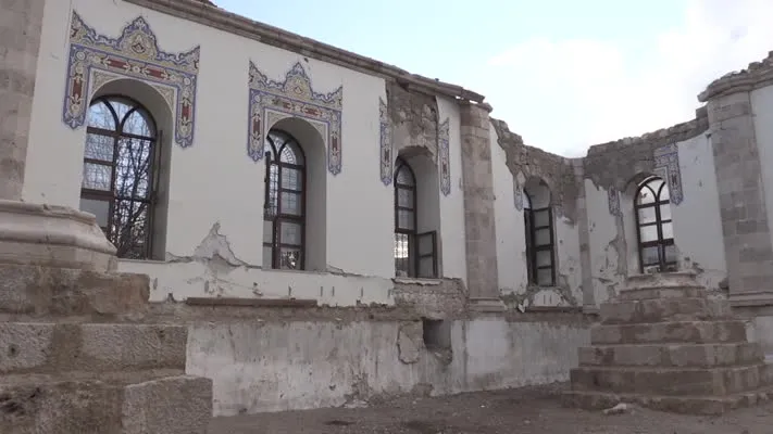 Depremde büyük bölümü yıkılan tarihi Hacı Yusuf Taş Camisi ayağa kaldırılıyor