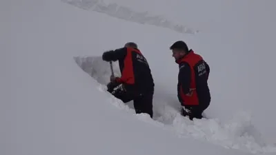 16 kişilik teknik ekip bölgede çığ tehlikesi olan yerleri belirliyor