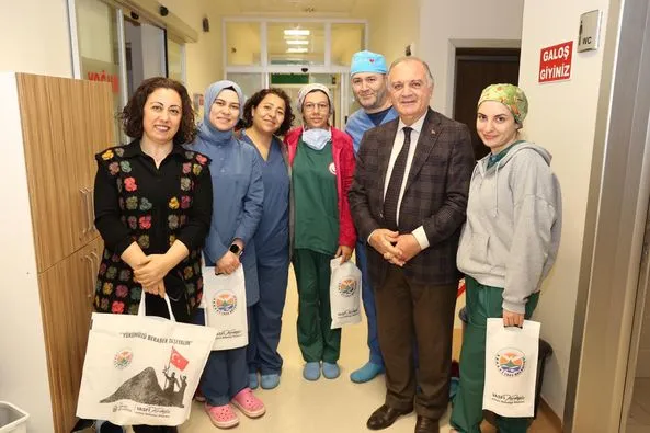 Arhavi Belediye Başkanı Kurdoğlu, Anestezi Teknisyenleri ve Teknikerleri Günü’nde hastaneyi ziyaret etti