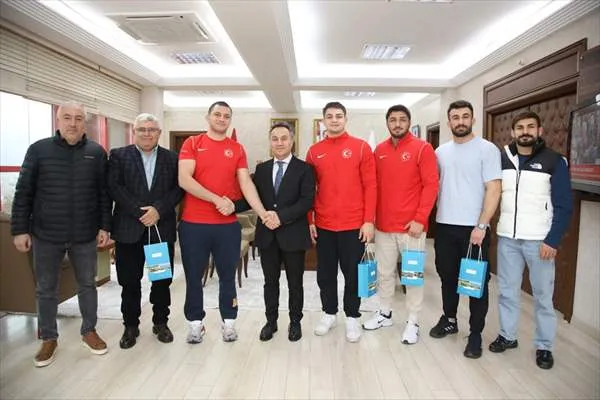 Başarılı sporculardan Rektör Yılmaz