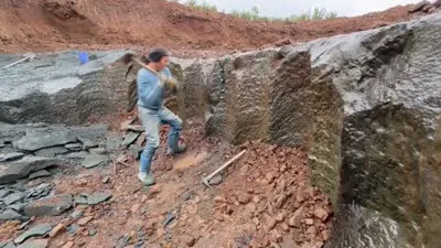 Dev kayalardan bilek gücüyle çıkardığı parçaları, coğrafi işaretli taş saca dönüştürüyor