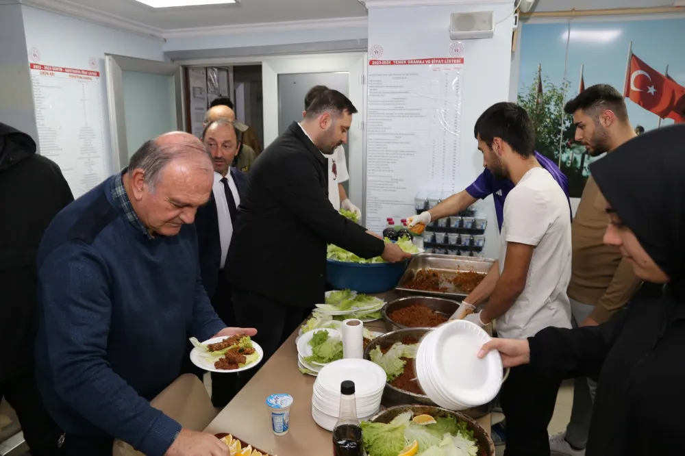 Arhavi Belediye Başkanı Kurdoğlu, Öğrencilerle Çiğ Köfte Yedi, Sağlıkçılara İkram Etti