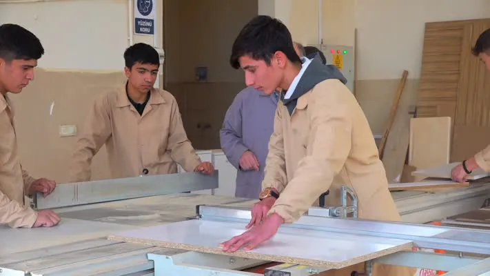  Depremzede öğrenciler afet bölgesinde yenilenen okullar için sıra üretiyor