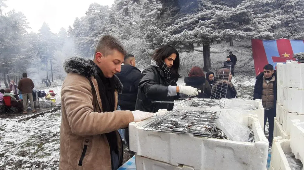 Karlar altındaki festivalde 2 ton hamsi dağıtıldı