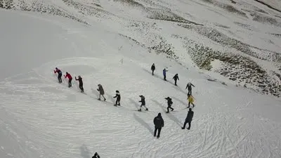 Kayakçılar karla kaplı parkurda antrenmanlara başladı