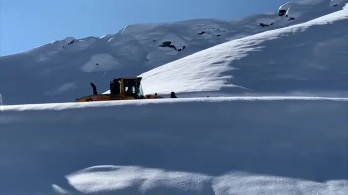 Ekipler üs bölgelerinin kardan kapanan yollarını açmaya çalışıyor