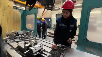  Meslek edindirme kursuna katılan kadınlar, makine üreten fabrikanın vasıflı işçileri oldu