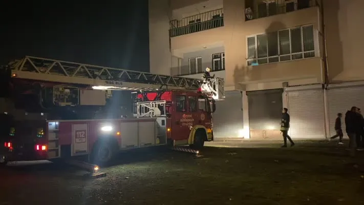 Apartman dairesindeki yangında 4 kişi dumandan etkilendi