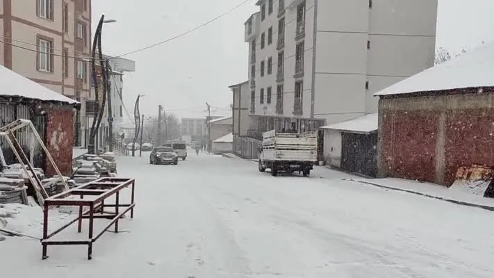 Bingöl’ün Karlıova ilçesinde etkili olan kar yağışı sonrası ilçe beyaza büründü