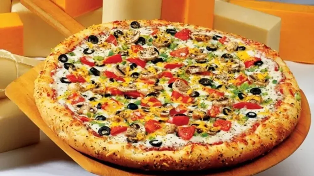 Pizzacıları kıskandıracak: Ağız sulandıran Soslu Karışık Pizza tarifi