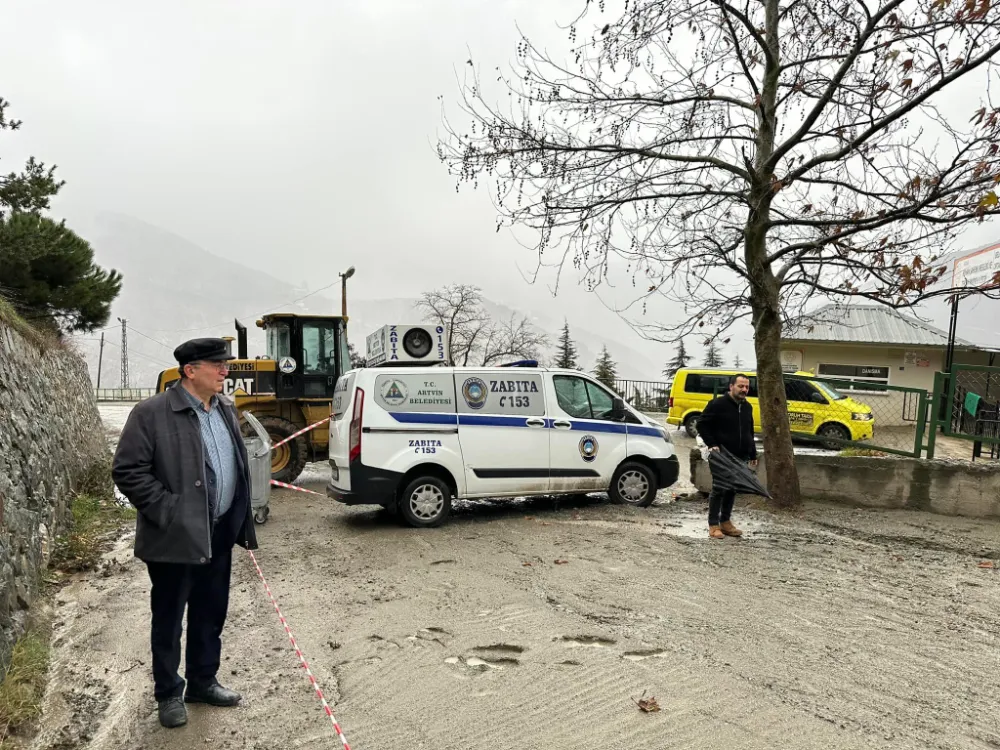 Artvin Belediye Başkanı Demirhan Elçin, Yeni Mahallede Yapılan Beton Yol Çalışmalarını İnceledi