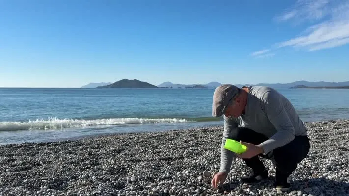 Görsel sanatlar öğretmeni sahilden topladığı çakıl taşlarını sanat eserine dönüştürüyor
